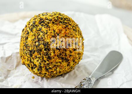 Delicatezza con formaggio piccolo rotondo con pepe nero e aglio. Belper Noll. Uno spuntino saporito per i buongustai. Messa a fuoco selettiva, spazio di copia. Foto Stock