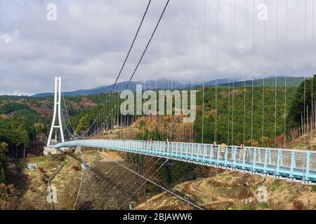 Il Mishima Skywalk è un pittoresco punto panoramico dove è possibile vedere il Monte Fuji da un gigantesco ponte sospeso. Una lunghezza totale di 400 m, è quella del Giappone Foto Stock