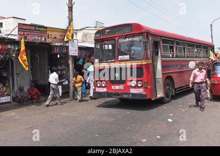 dh Lanka Ashok Leyland bus COLOMBO MERCATO SRI LANKA ASIA Trasporti pubblici rosso bordo autobus locali a un solo piani viaggio asiatico sri lanka Foto Stock