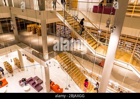 Atene, Grecia - 15 dicembre 2019: Interni del nuovo edificio della Biblioteca Nazionale di Grecia nel Centro Culturale della Fondazione Stavros Niarchos (SNFCC) Foto Stock
