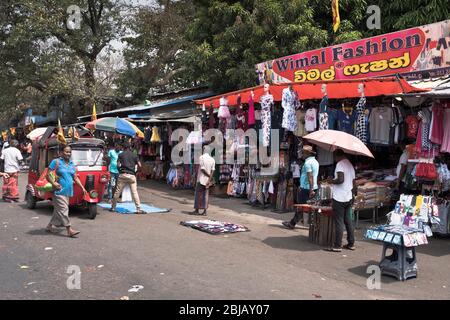 dh COLOMBO SRI LANKA persone locali in bancarelle di negozi di vendita di articoli commerciali Street shopping Foto Stock