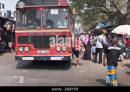 dh Lankan Ashok Leyland MERCATO COLOMBO SRI LANKA ASIA Lanka Trasporti pubblici rosso bordo autobus locali a un solo piani bus asiatico viaggi Foto Stock