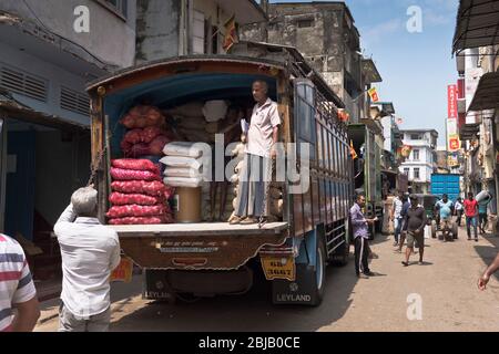dh Spice bazaar via COLOMBO MERCATO SRI LANKA ASIA consegna spezie materiale per negozi sri lanka persone consegna Foto Stock