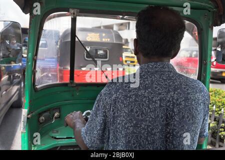 dh Sri Lanka tuk tuk tuk taxi COLOMBO SRI LANKA interno conducente tuktuk riskshaw giro traffico interno viaggio Foto Stock