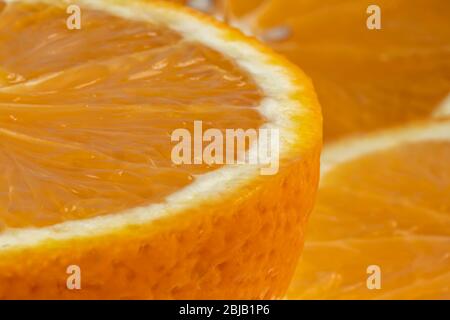 Primo piano frutta arancione. Fette di arancia, semi-arancione. Fondo di frutta arancione Foto Stock