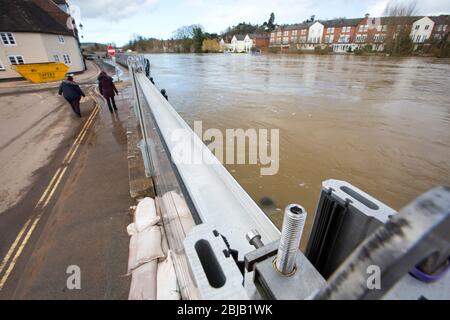 Barriere alluvionali e inondazioni a Bewdley, Worcestershire, quando il fiume Severn ha rotto le sue rive e superato le barriere alluvionali, dopo il Fe più umido Foto Stock