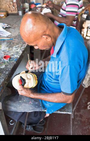 dh Ariyapala Mask Museum AMBALANGODA SRI LANKA Sri Lanka operaio pittura maschere tradizionali in laboratorio sud-est asiatico Foto Stock