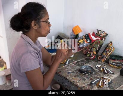 dh Ariyapala Mask Museum AMBALANGODA SRI LANKA Sri Lanka lavoratore donna pittura maschere tradizionali in laboratorio asia asiatica Foto Stock