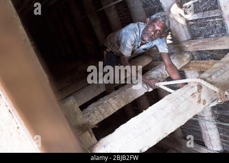 dh Moonstone Mineshaft AMBALANGODA SRI LANKA minatore Sri Lankan che sale dall'ingresso del tunnel minerario asiatico del mio albero Foto Stock