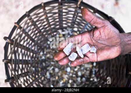 dh Sri Lankan Moonstone Mines AMBALANGODA SRI LANKA mano con pietre di luna grezze non tagliate da gemme gemme di gemme di pietra di Pan mineraria Foto Stock