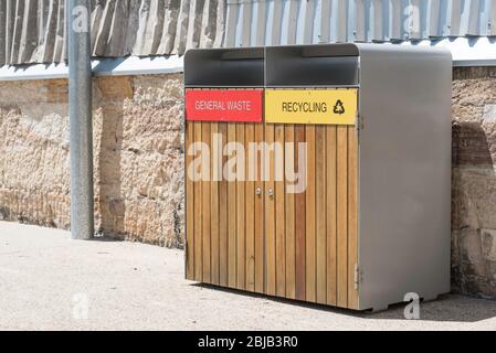 Bidoni per il riciclaggio e la raccolta di rifiuti, moderni e ben progettati, a prova di animali, sono disponibili presso il recentemente ristrutturato Sub base Platypus Park di Sydney, Australia Foto Stock