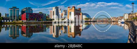 Vista panoramica diurna dei banchine di Newcastle & Gateshead & River Tyne, Newcastle upon Tyne, Tyne and Wear, Inghilterra, Regno Unito Foto Stock