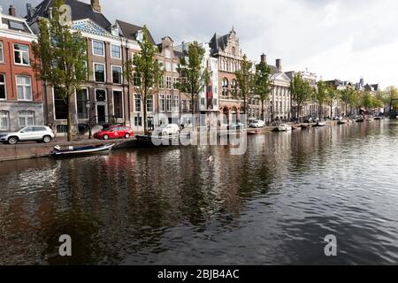 Tipica scena del canale ad Amsterdam, Paesi Bassi Foto Stock