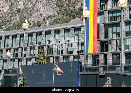 Andorra la Vella, Andorra. 29 aprile 2020 : i sette Poeti di Jaume Plensa, foto tratta dall'edificio dove si trova il Consell General d'Andorra Foto Stock