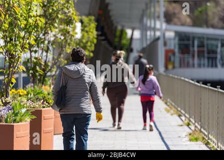 Andorra la Vella : 2020 aprile 18 : la capitale di Andorra, tutti chiusi a causa del confinamento da parte del virus COVID-19, nel pomeriggio la calle principale strada Foto Stock