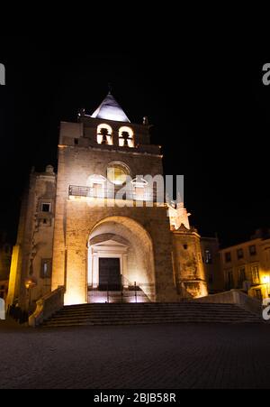 Vista notturna della facciata frontale della chiesa di Elvas di nostra Signora dell'Assunzione, ex cattedrale se al centro della città, Piazza della Repubblica. Manuel Foto Stock