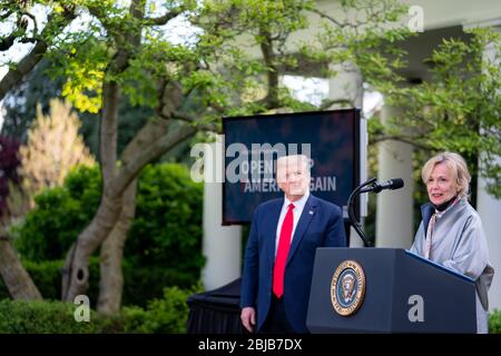 WASHINGTON DC, USA - 27 aprile 2020 - il presidente degli Stati Uniti Donald J Trump ascolta come Coordinatore della Task Force della Casa Bianca Deborah Birx deliv Foto Stock