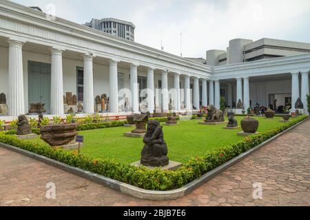 Giacarta, Indonesia - 14 luglio 2019: Vista generale del cortile interno e delle colonne del Museo Nazionale dell'Indonesia. Foto Stock