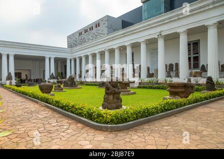 Giacarta, Indonesia - 14 luglio 2019: Vista generale del cortile interno e delle colonne del Museo Nazionale dell'Indonesia. Foto Stock