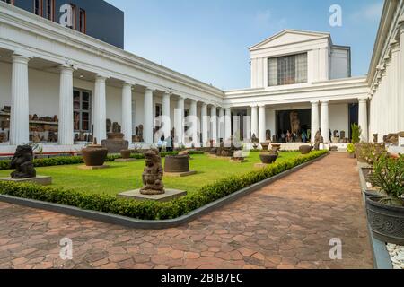 Giacarta, Indonesia - 14 luglio 2019: Vista generale del cortile interno e delle colonne del Museo Nazionale dell'Indonesia. Foto Stock