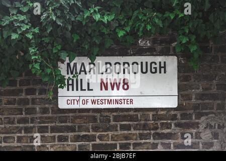 Londra/UK-30/07/18: Cartello con il nome di Marlborough Hill, St John's Wood, City of Westminster, London, UK Foto Stock