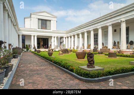 Giacarta, Indonesia - 14 luglio 2019: Vista generale del cortile interno e delle colonne del Museo Nazionale dell'Indonesia. Foto Stock