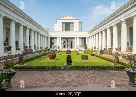 Giacarta, Indonesia - 14 luglio 2019: Vista generale del cortile interno e delle colonne del Museo Nazionale dell'Indonesia. Foto Stock