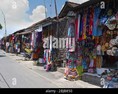 dh Pasar Seni Guwang Sukawati BALI INDONESIA Arte Balinese artigianale il negozio di strada del mercato mostra il posto dell'abbigliamento Foto Stock