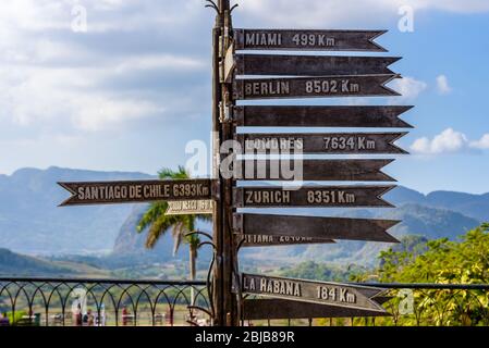 Segnavia con distanza da diverse città in uno spettacolare punto panoramico sulla valle di Vinales, Cuba Foto Stock