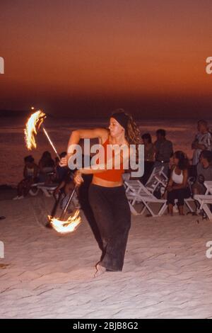 Festa del tramonto fuori Cafe Mambo a San Antonio Ibiza Isole Baleari Spagna Foto Stock