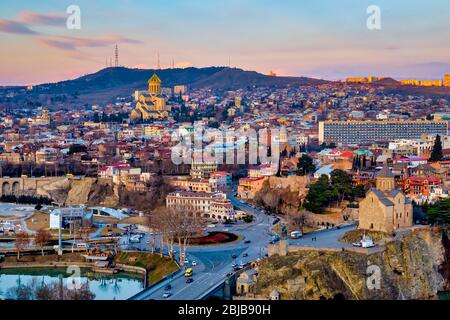 Vista di Tbilisi prese dalla fortezza di Narikala al tramonto, Tbilisi, Georgia Foto Stock