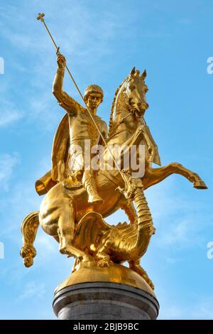 Golden St. George statua sulla sommità del Monumento della Libertà in Piazza della Libertà, Tbilisi, Georgia Foto Stock