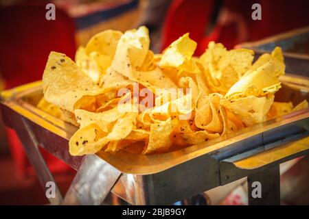 Papad fritto, cibo tradizionale indiano servito su un piatto nel ristorante locale. Selective Focus Foto Stock