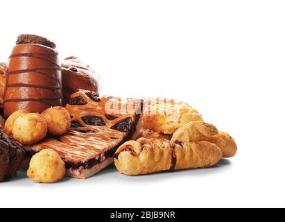 Assortimento di dolci e gustosi, isolati su bianco Foto Stock