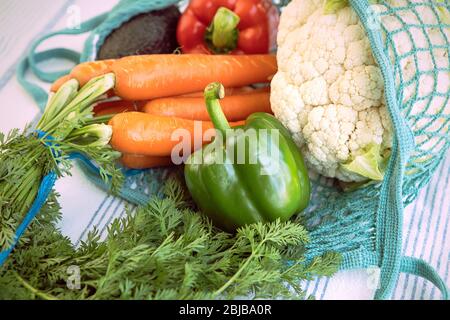 Primo piano di prodotti vegetali freschi in eco-bag sul tavolo da cucina, riutilizzabile, sostenibile, eco-friendly, senza plastica concetto. Verdure varie: Paprika Foto Stock