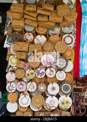 dh Pasar Seni Guwang Sukawati BALI INDONESIA Borse intrecciate artigianali mercatino dell'artigianato balinese artigianale Foto Stock