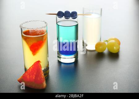 Diversi scatti su sfondo grigio Foto Stock