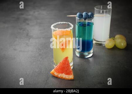Diversi scatti su sfondo grigio Foto Stock