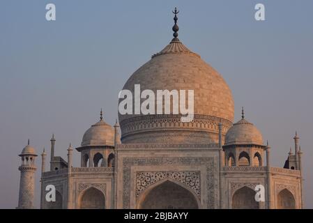 Alba sul bellissimo, bianco-avorio, marmo Taj Mahal. Il 44-metro cupola principale è tappato con un terminale per tenda in ottone. Agra, India Centrale, Asia. Foto Stock