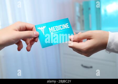 Concetto di servizio medico. Mano femminile che dà la scheda di visita Foto Stock