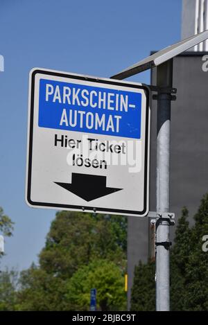 Bonn, Germania. 26 aprile 2020. Biglietto per il parcheggio: Horst Galuschka/dpa/Horst Galuschka dpa/Alamy Live News Foto Stock