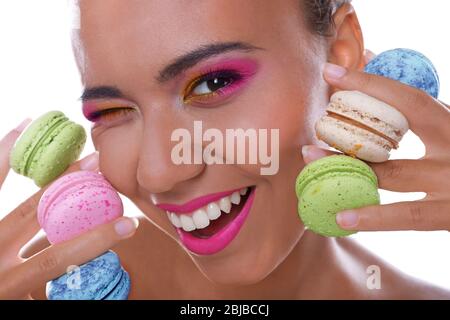 Ritratto di giovane bella donna con macaroon colorati Foto Stock