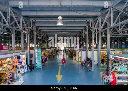 All'interno del 'Almacenes San Jose', un mercato di artigiani che vende tutti i tipi di dipinti, frutta, vestiti e oggetti fatti a mano. L'Avana, Cuba Foto Stock