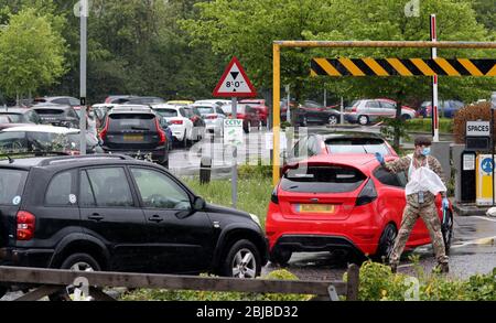 NOTA: LE TARGHE NUMERICHE PIXELATED DAI membri del PA PICTURE DESK del 1° battaglione, il gallese reale, dirigono i membri del pubblico che arrivano in auto presso un centro di test Covid-19 in un parco e Ride di Salisbury, Wiltshire, Mentre il Regno Unito continua a bloccarsi per contribuire a frenare la diffusione del coronavirus. Foto Stock