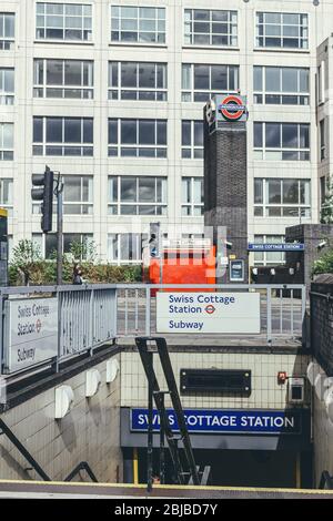 Londra/UK-30/7/18: Swiss Cottage, una stazione metropolitana di Londra della linea Jubilee. Si trova nella zona 2 Travelcard ed è situato all'incrocio di Finchley R. Foto Stock