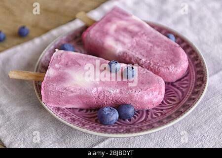 Gustoso gelato alla frutta a piatto, primo piano Foto Stock