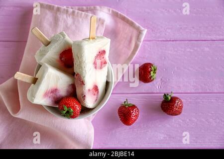 Gustoso gelato alla frutta in ciotola, primo piano Foto Stock