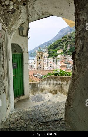 Amalfi con campanile dall'arco su scale di tipico labirinto di stradina stretta Foto Stock