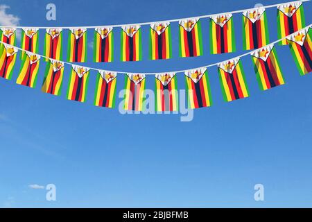Bandiera dello Zimbabwe coniglietto festivo appeso contro un cielo blu. Rendering 3D Foto Stock