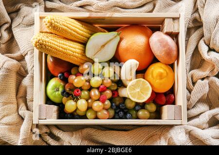 Assortimento di frutta e verdura in cassa di legno, vista dall'alto Foto Stock
